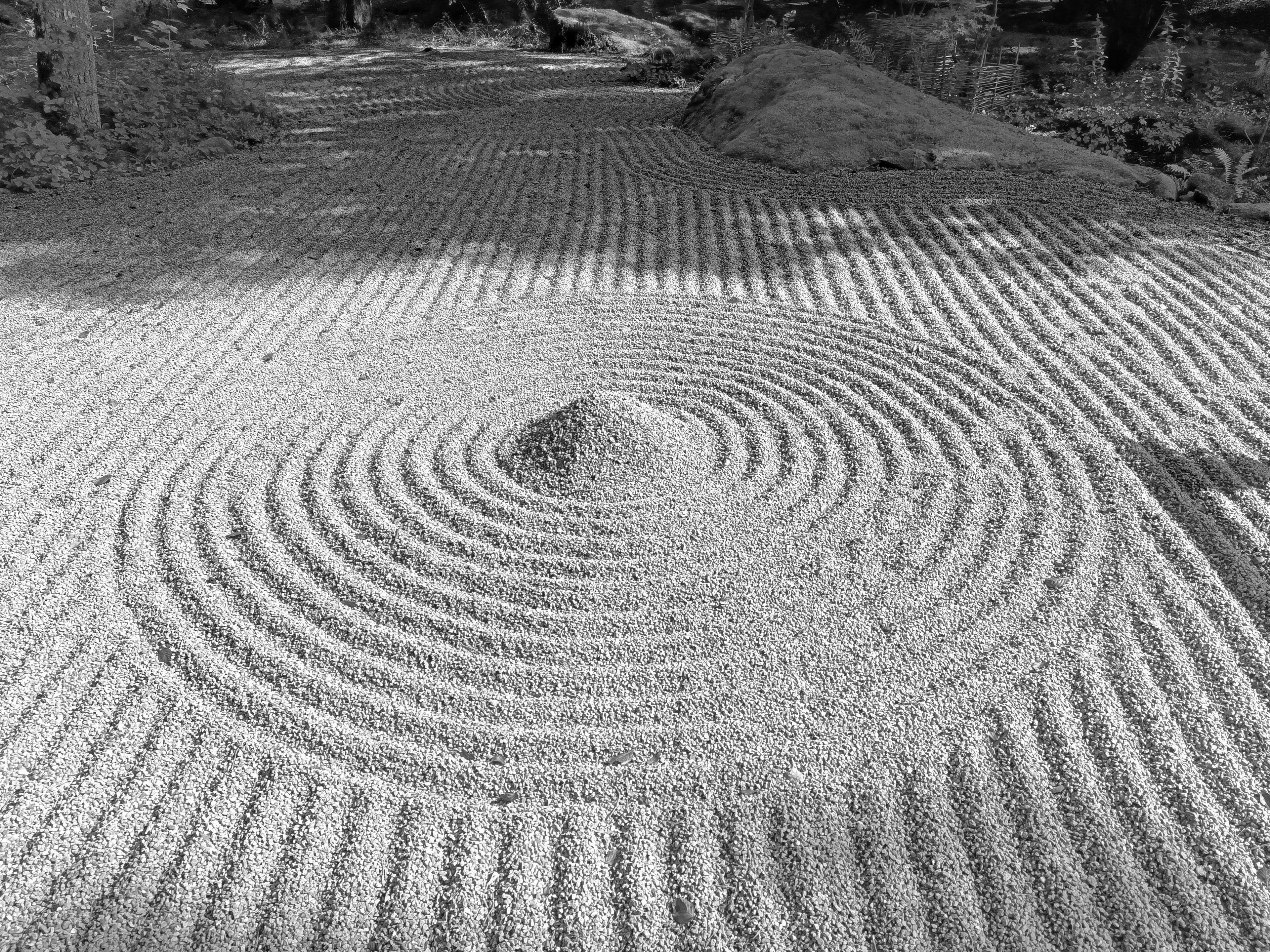 Zen-Garten mit Spiralmuster in Schwarz-Weiss, Symbol für Ruhe und Persönlichkeitsentwicklung
Kurs Claudia Lerch