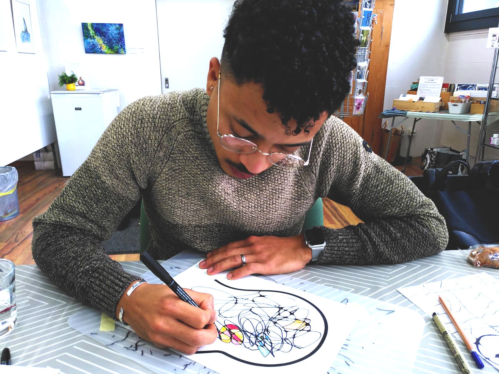 Kursteilnehmer zeichnet sein erstes neurokreatives Bild im Atelier zum Glück Grosshöchstetten