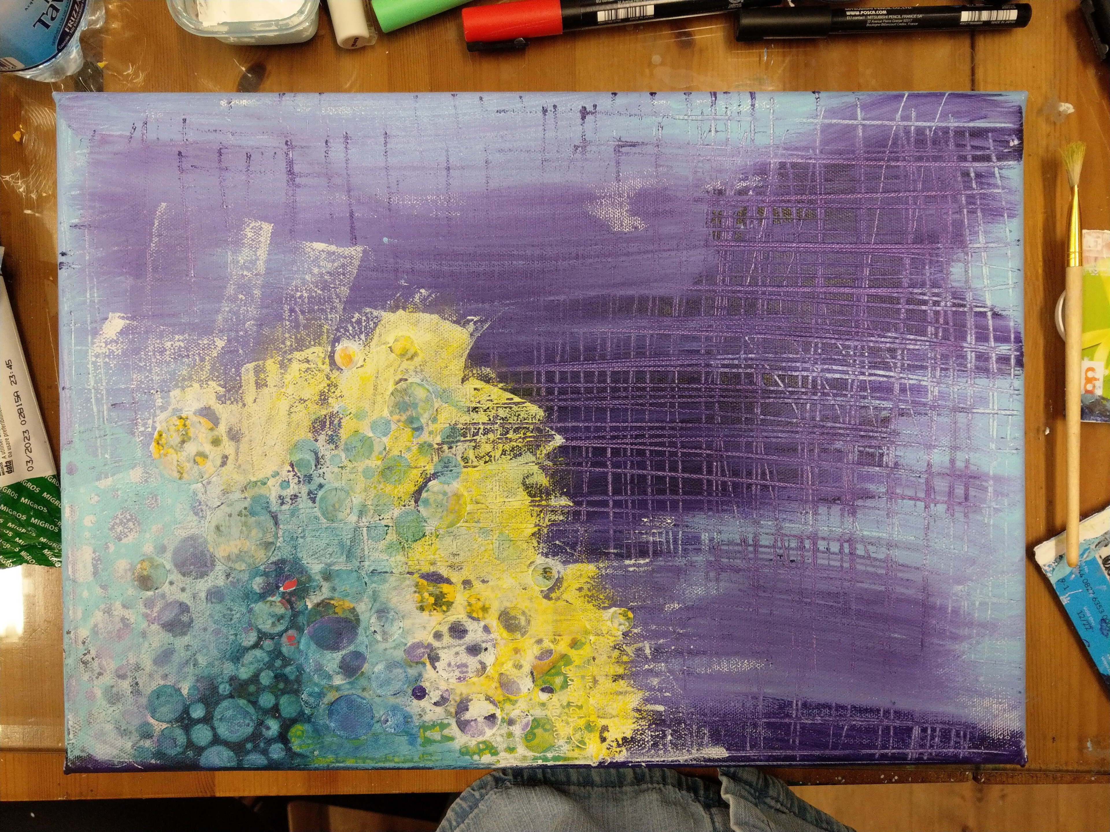 Mixed-Media-Leinwand im Entstehungsprozess mit Acryl und Schablonen