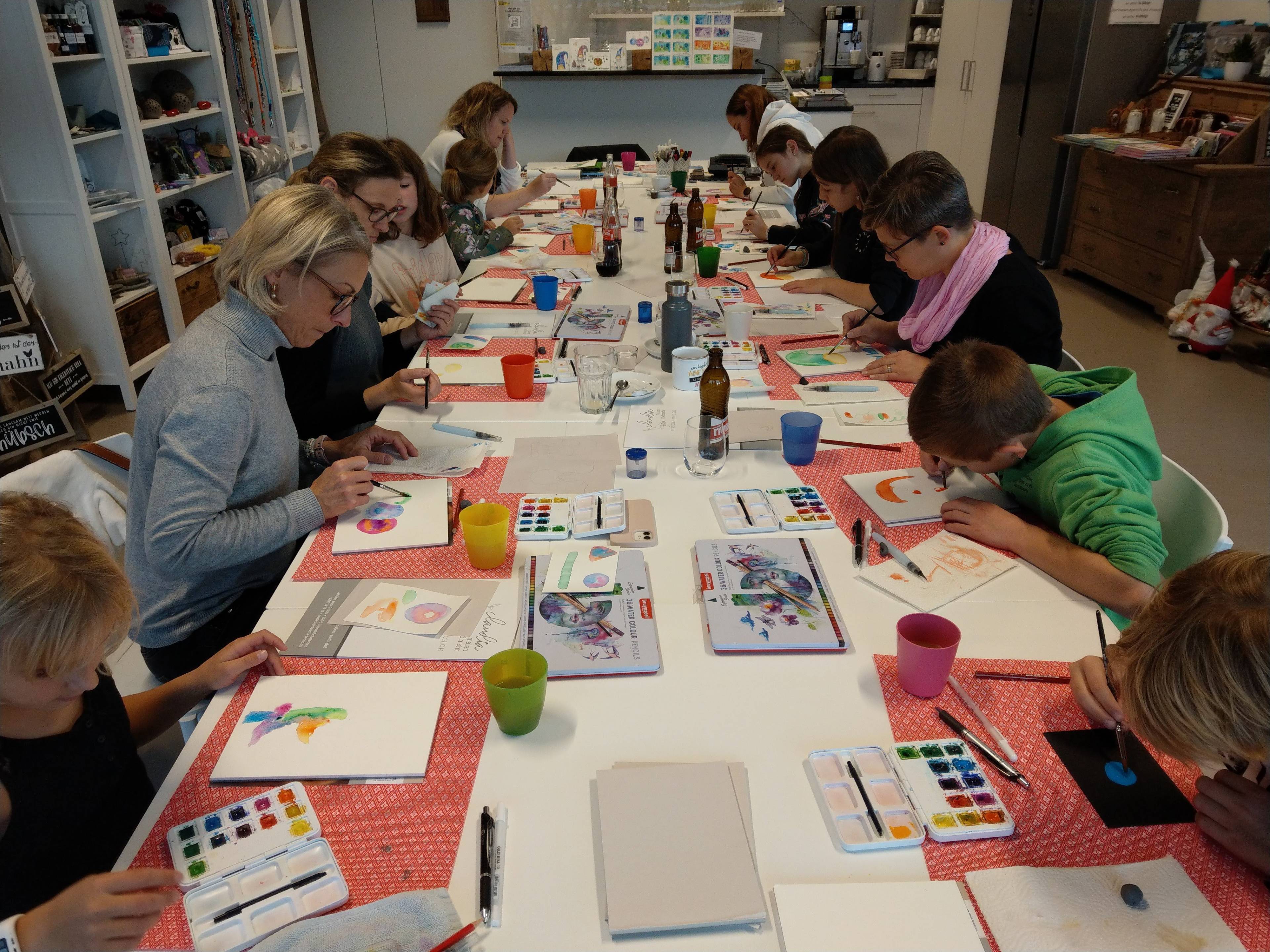 Aquarell+ Kurs im Atelier zum Glück, Teilnehmerinnen beim gemeinsamen Malen